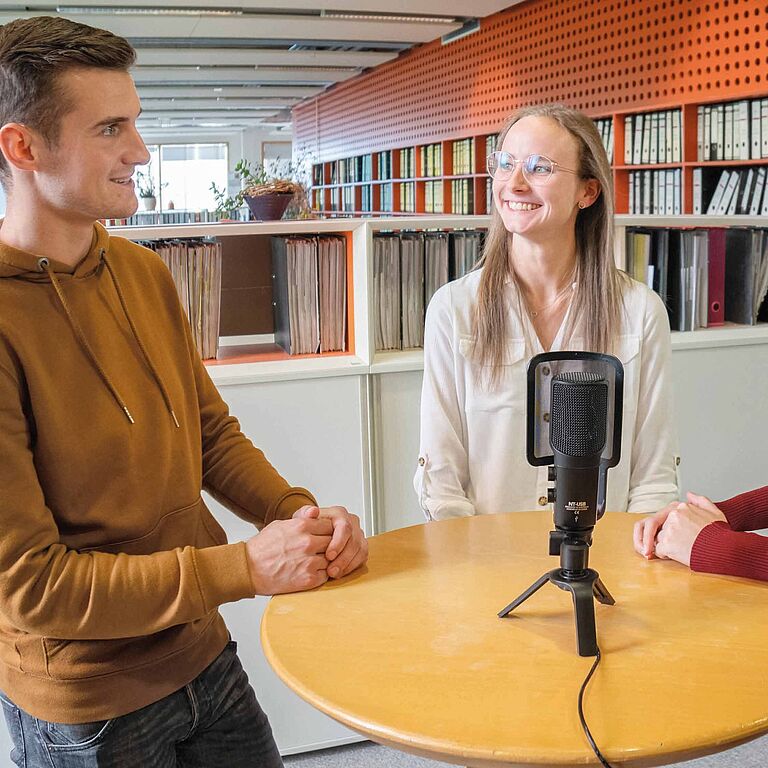 Podcast-Runde Maura Schad, Vorsitzende der JAV, Luisa Gilbert und Maurice Müller, beide Mitglieder des JAV-Teams, haben einen Muster-Podcast filmisch umgesetzt, um den Kolleginnen und Kollegen das Projekt ‚Oranger Engel‘ vorzustellen.