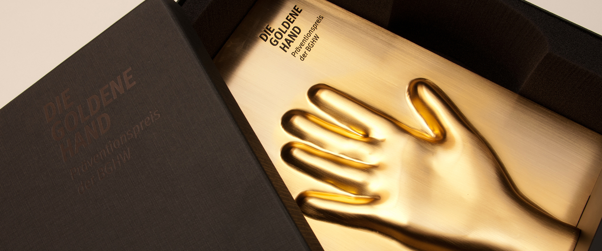 "Die Goldene Hand"-Trophy in einer dunkelgrauen Schachtel